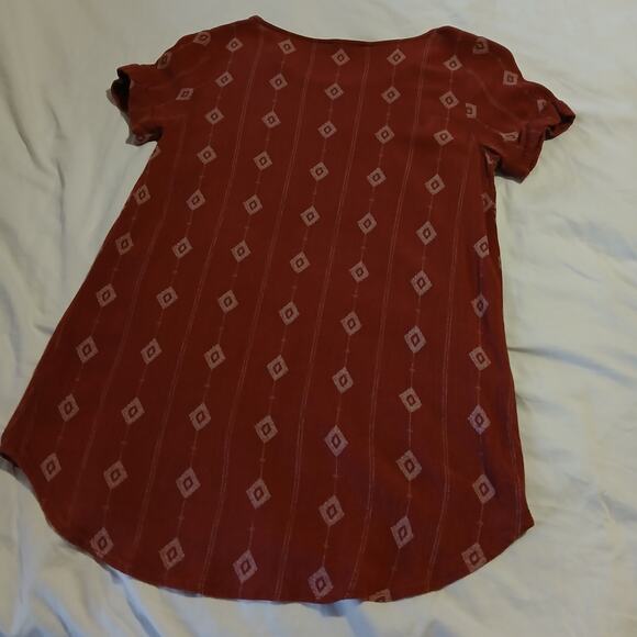 Yellow Chair tunic rust/red colored with diamond details in white s/m sh slv - Picture 6 of 9